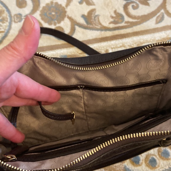 Beautiful Brown Leather Michael Kors Mc Graw Crossbody Bag with Gold Hardware - Picture 8 of 11